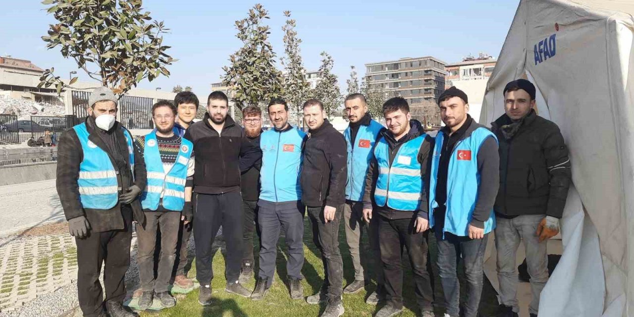 Güney Koreli Jin, TDV gönüllüsü olarak Hatay’da depremzedelere yardım etti