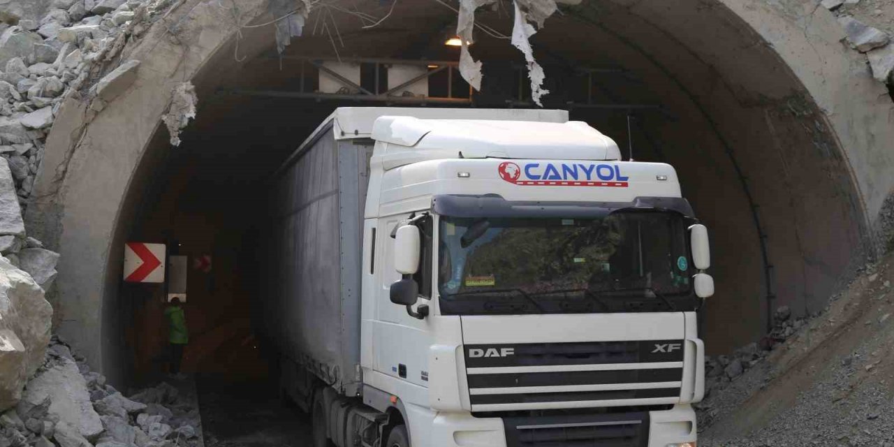 Heyelan nedeniyle kapanan Artvin-Erzurum karayolu trafiğe açıldı