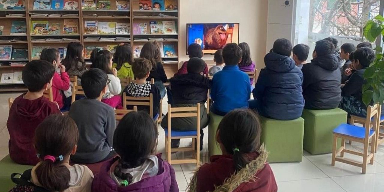 Altınova Halk Kütüphanesi’nde sinema günü