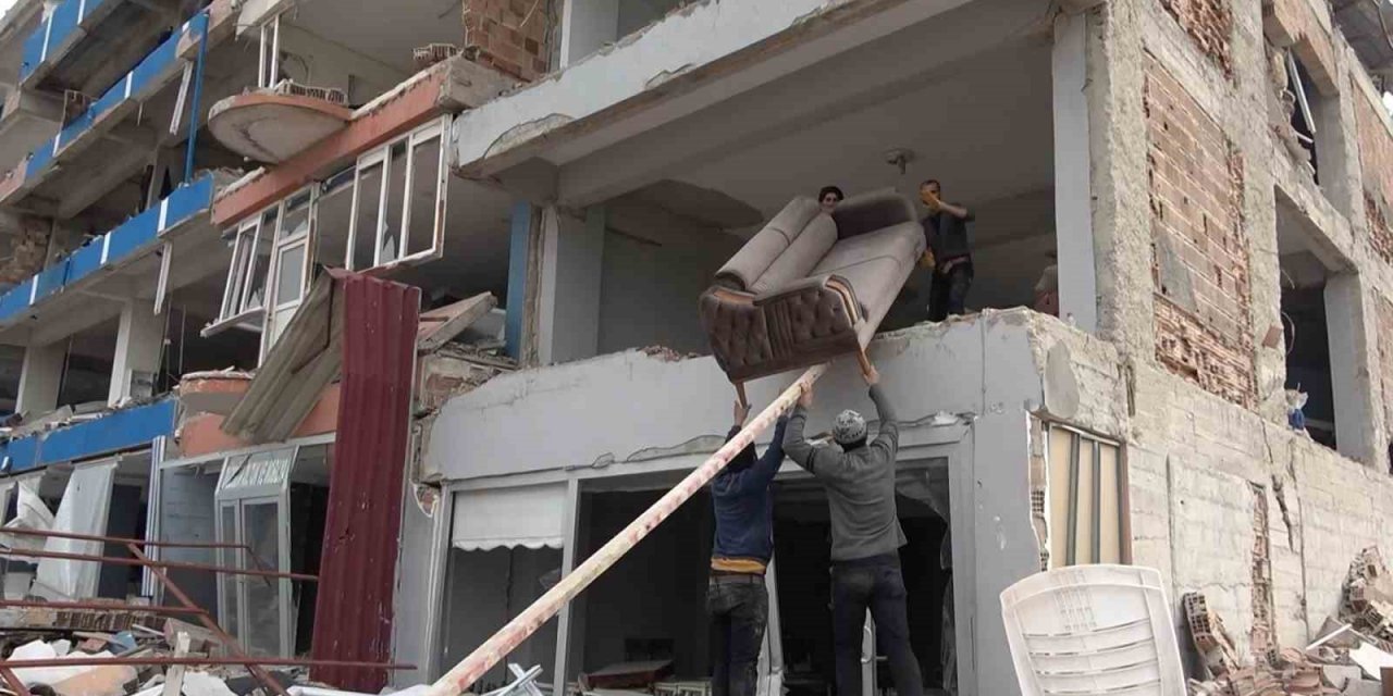Hatay’da yıkılmak üzere olan 4 katlı binadan eşya taşıma anları kamerada