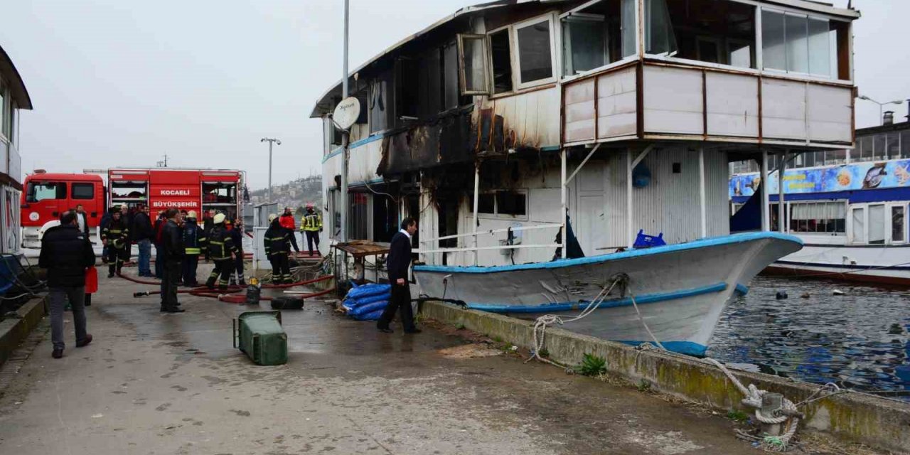 Marinada yanan tekne kullanılamaz hale geldi