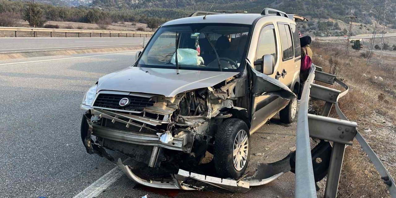 Karşı şeride geçen kamyonet, bariyerlere çarparak durabildi