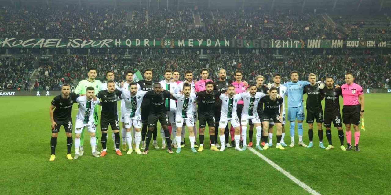 Kocaelispor-Sakaryaspor maçında depremzedeler için 1 milyon 876 bin 880 TL toplandı