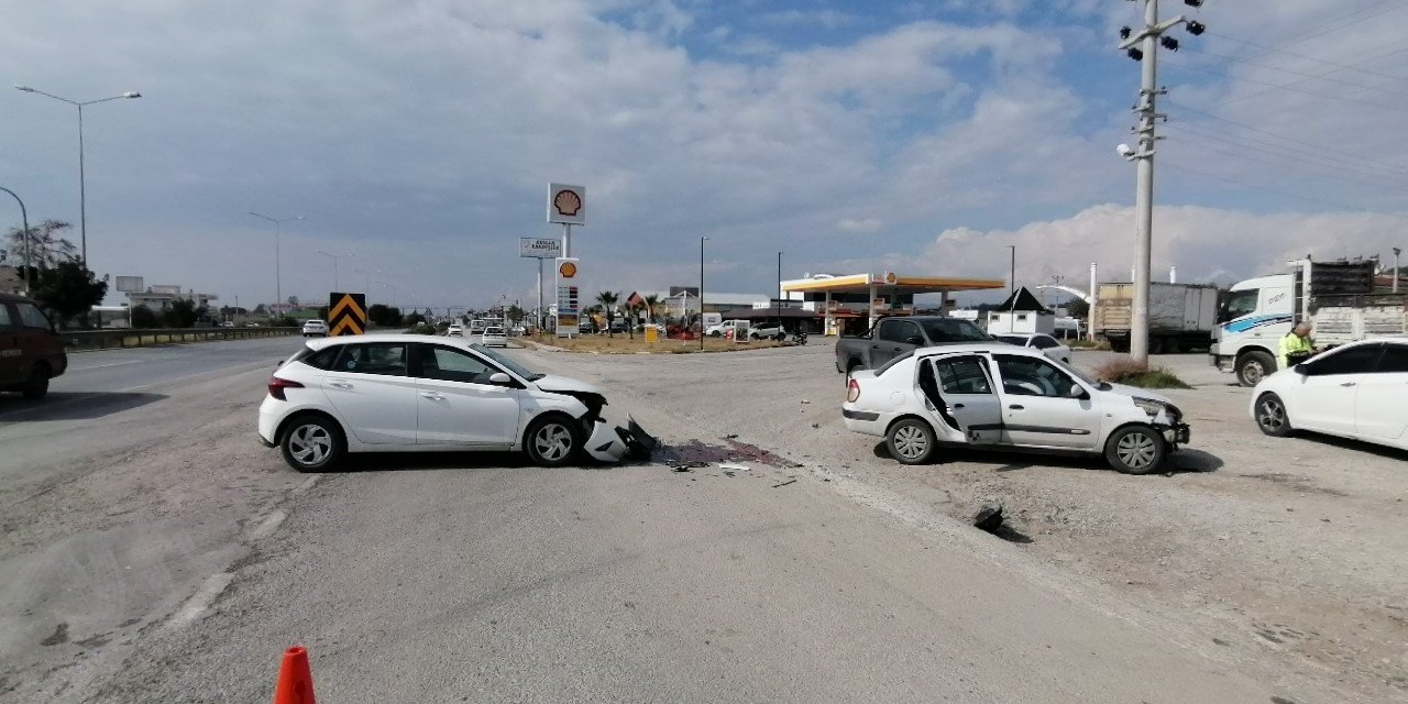 Manavgat’ta 2 kişinin yaralandığı trafik kazası güvenlik kamaralarına saniye saniye yansıdı.