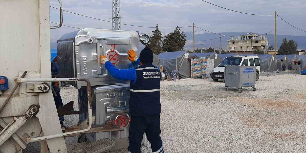 Derince Belediyesi afet bölgesinde çalışmalarını sürdürüyor