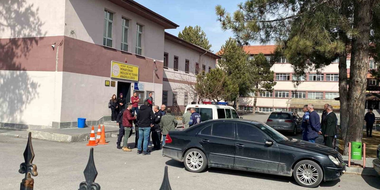 Şaka yaparken arkadaşını bıçakladı