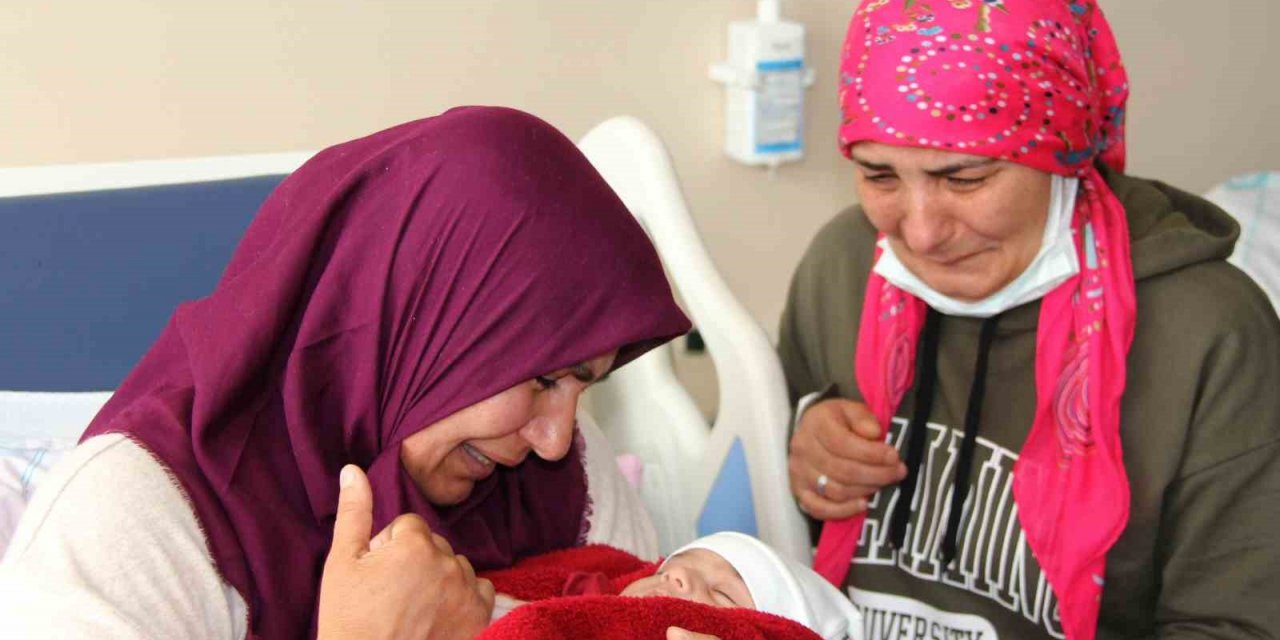 Anne, kendisi gibi depremzede bebeğine 20 gün sonra kavuştu