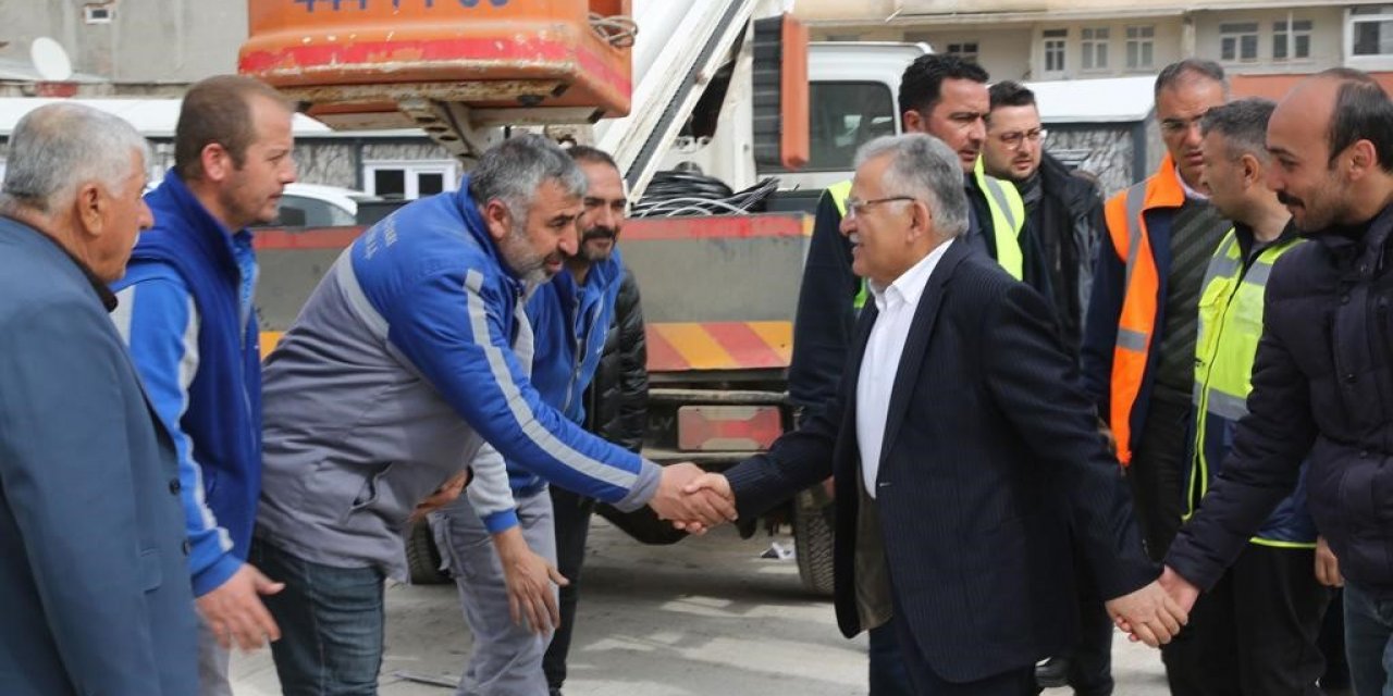 Başkan Büyükkılıç, Vali Çiçek ile birlikte konteyner çarşıda incelemelerde bulundu