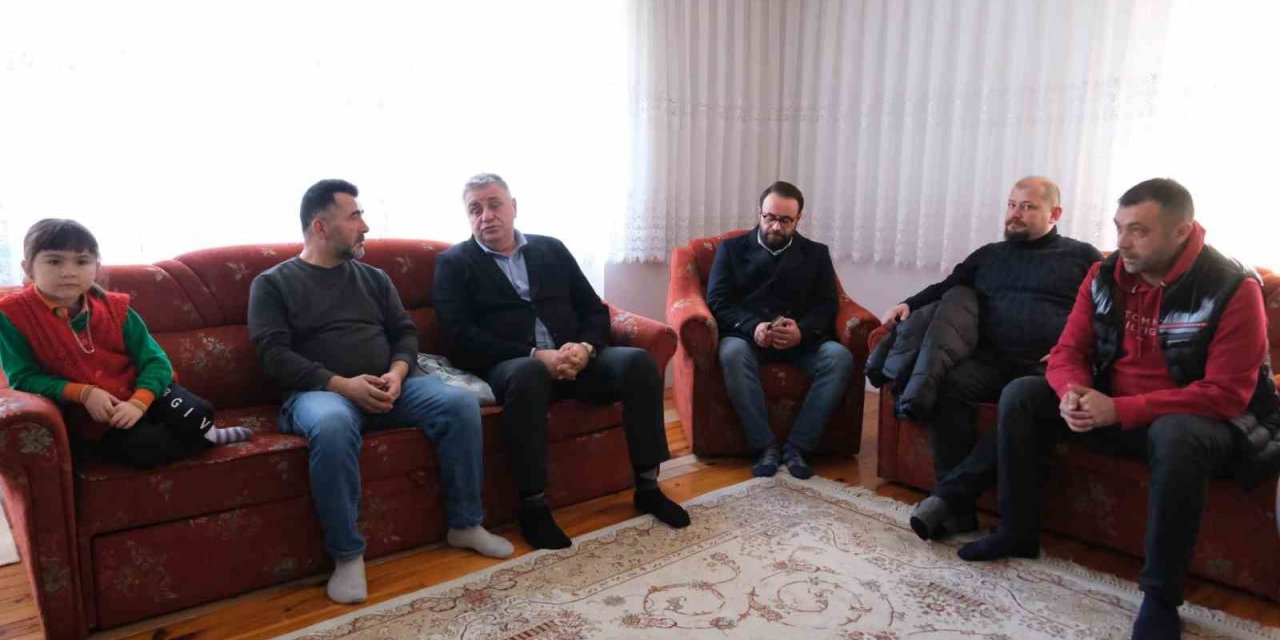 Yamak, depremde hayatını kaybeden Saruhan Bolat’ın ailesini ve mezarını ziyaret etti