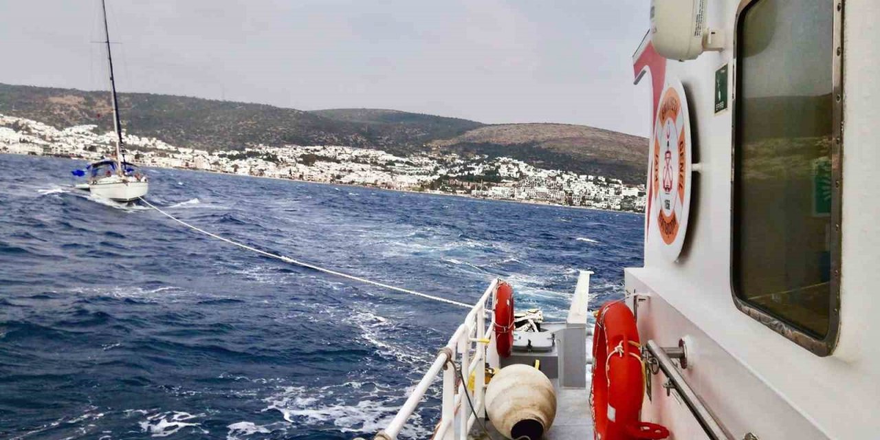 Sürüklenen 15 metrelik tekneyi KIYEM ekipleri kurtardı