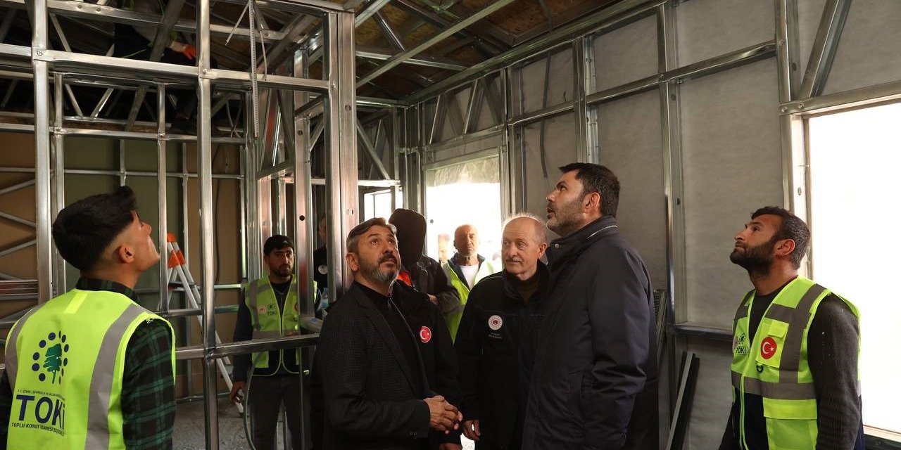 Bakan Murat Kurum, Adıyaman’da barınma alanının kurulacağı bölgede incelemelerde bulundu