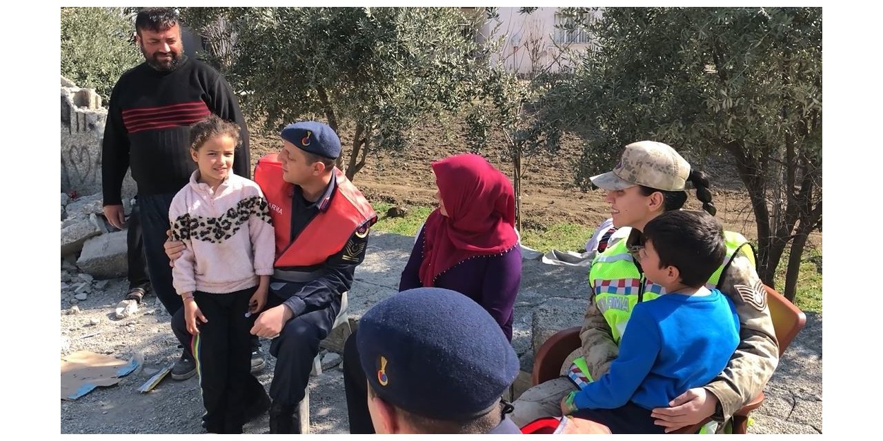 Jandarma ekiplerinden, enkaz altından kurtardıkları Güneş ailesine ziyaret