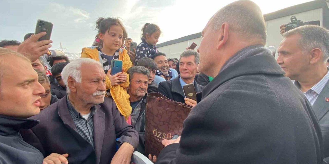 Deprem bölgesindeki çocuk bağışladığı kumbarasını Bakan Soylu’ya teslim etti