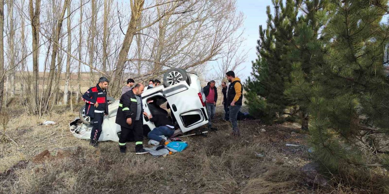 Şarampole uçan araçtaki 2 kişi ağır yaralandı