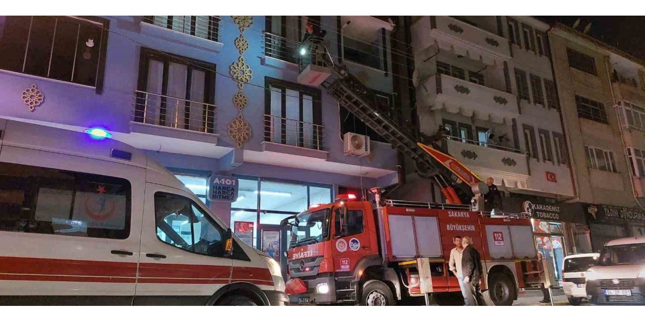 Banyoda kilitli kalan adamı itfaiye kurtardı