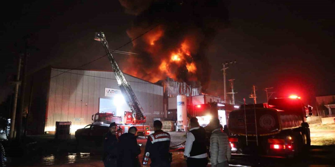 Plastik geri dönüşüm fabrikası alev alev yandı