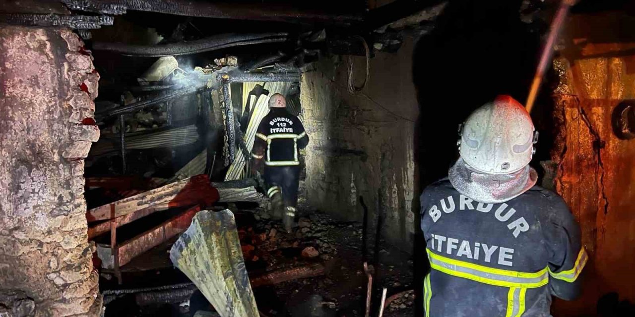 Burdur’da çıkan yangında ev, samanlık ve ahır kullanılamaz hale geldi