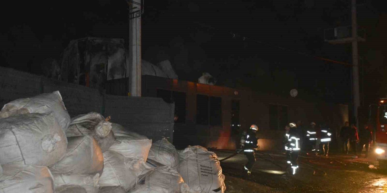 Plastik geri dönüşüm fabrikasında çıkan yangın söndürüldü