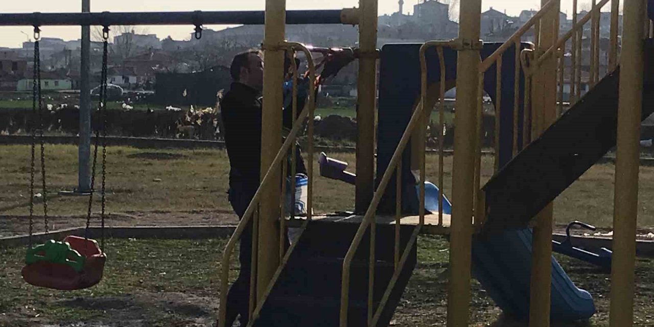 Edirne’de çocuk parkını yakan şüpheli yakalandı