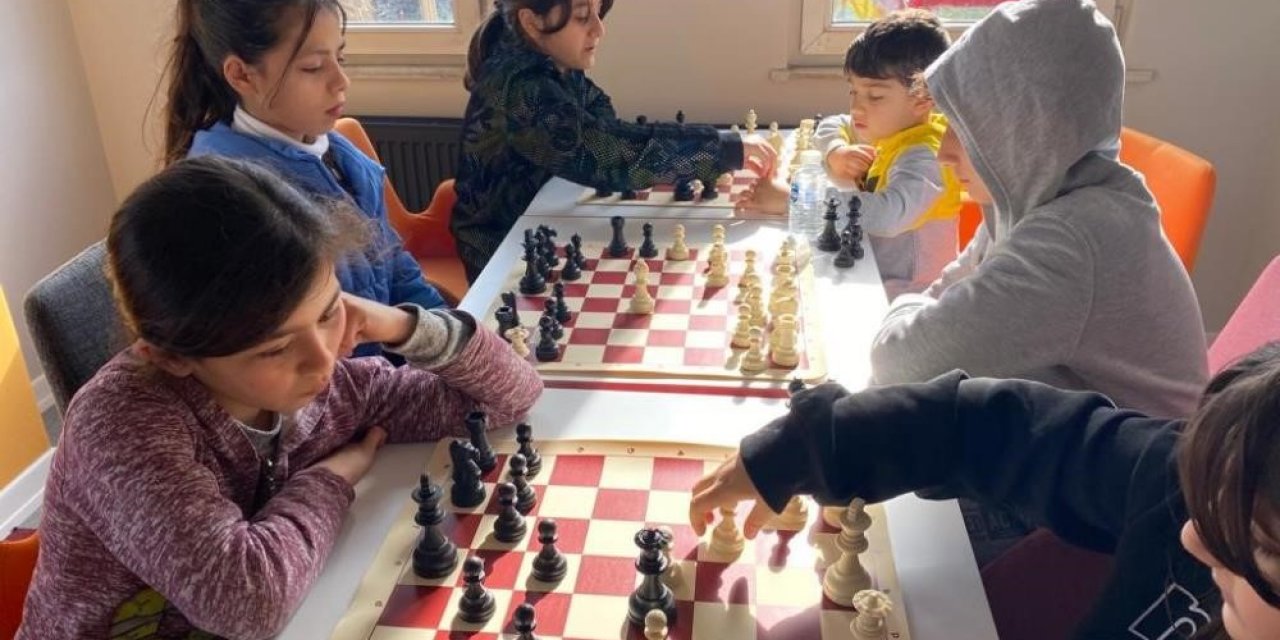 Balıkesir’de depremzede gençlere satranç eğitimi