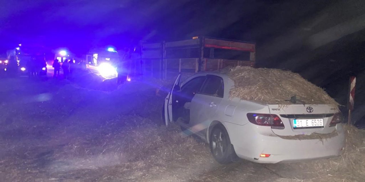 Yola düşen saman balyaları 6 kişinin yaralanmasına neden oldu