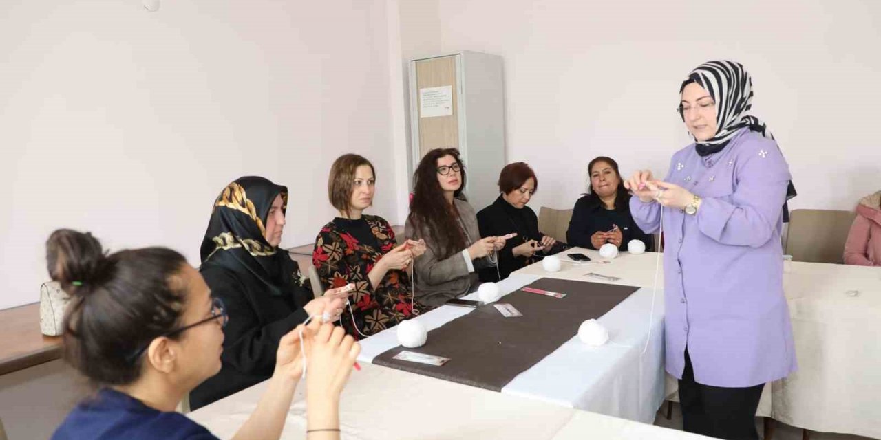 Kütahya’da depremzede kadınlar için oyuncak bebek yapım kursu