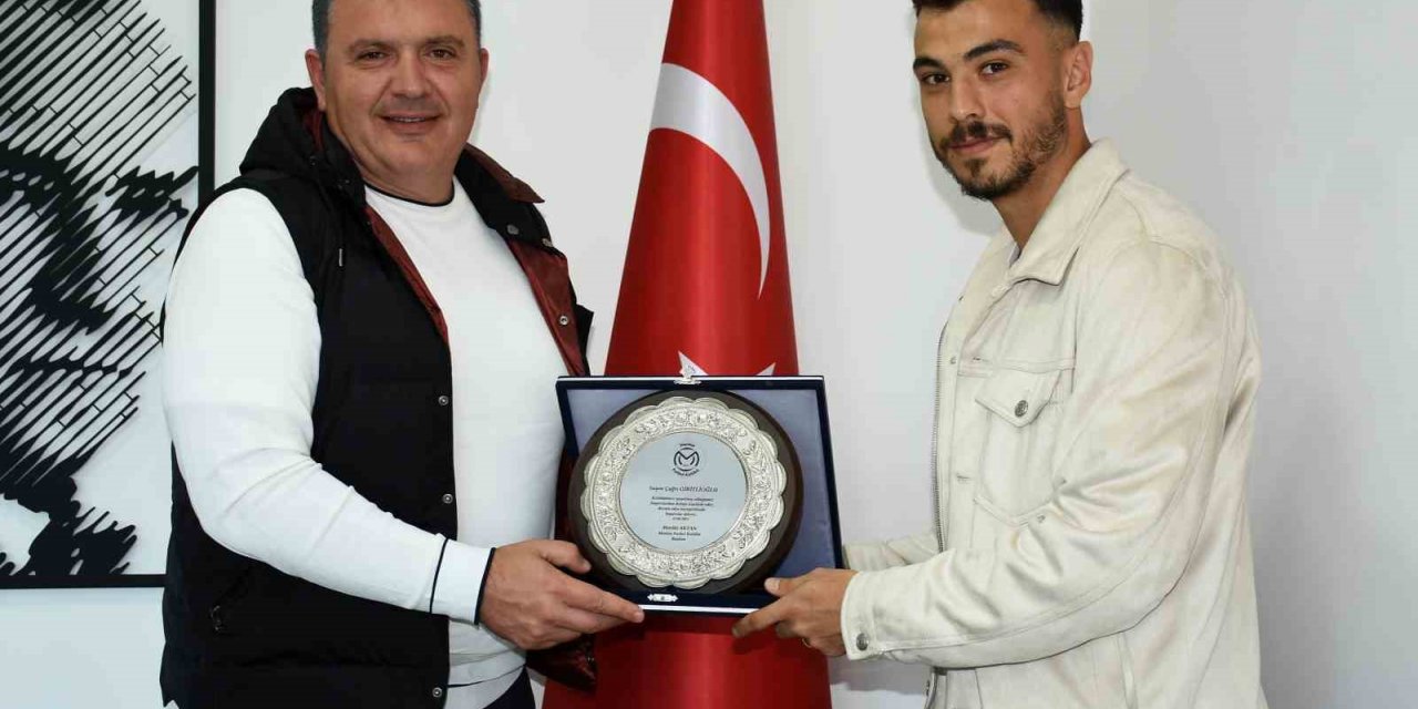 Manisa FK’dan Çağrı Giritlioğlu’na teşekkür plaketi