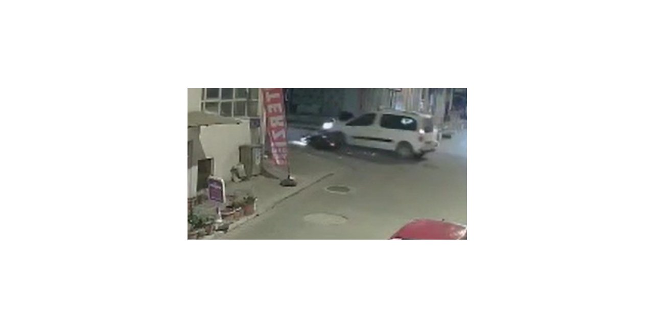 Araçla çarpışan motosiklet sürücü metrelerce fırladı