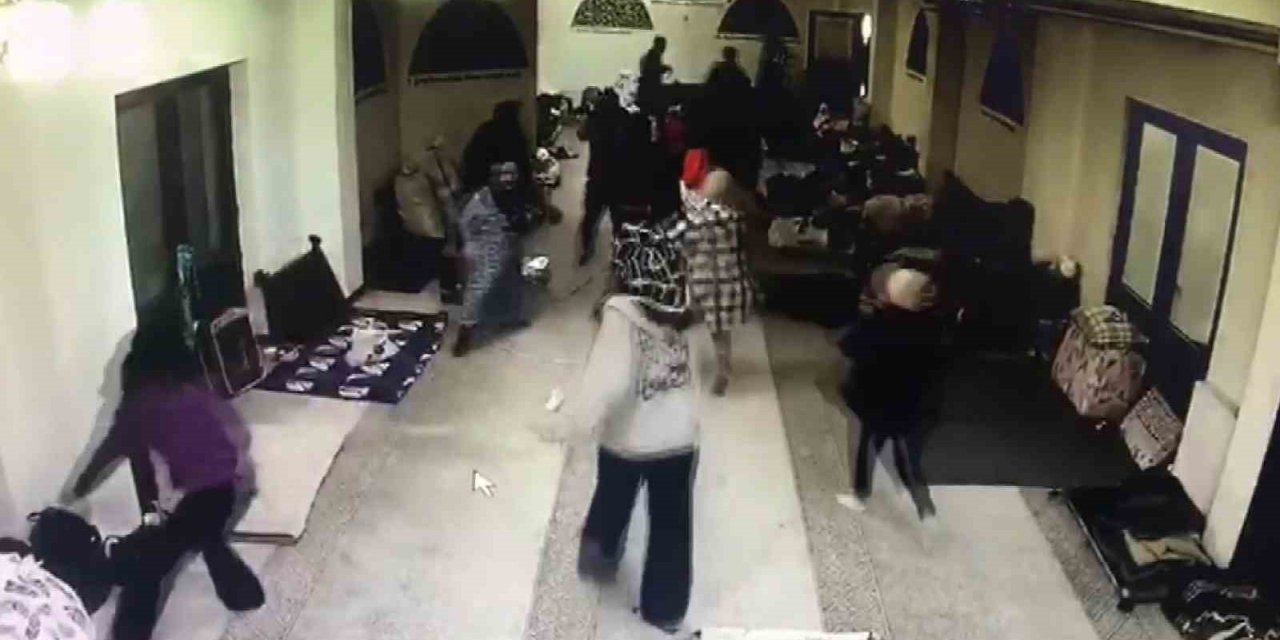 Malatya depreminde panik anları güvenlik kamerasına yansıdı