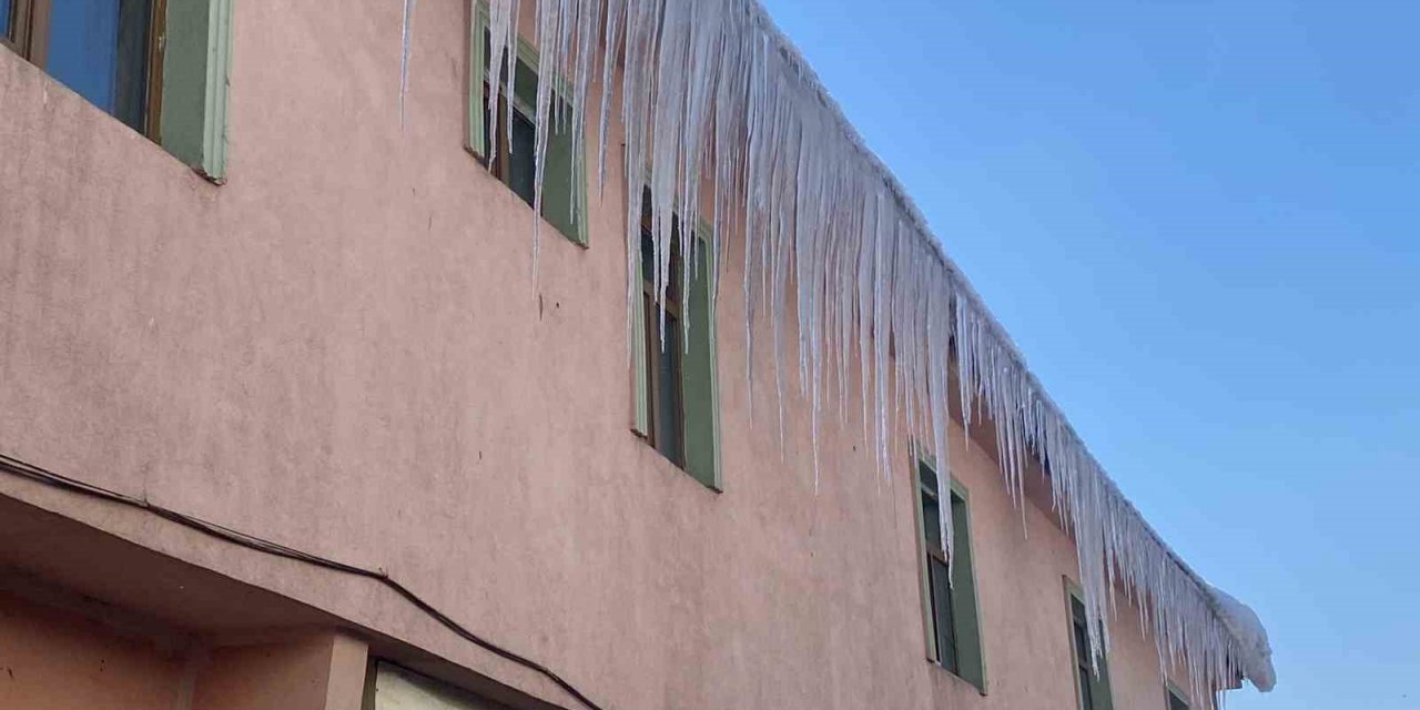 Karlıova’da tehlike arz eden buz sarkıtları temizleniyor