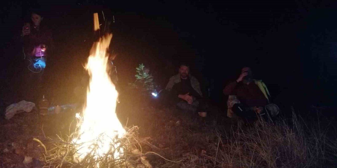 7 kilometrelik gece yürüyüşünde ateş yakarak ısındılar