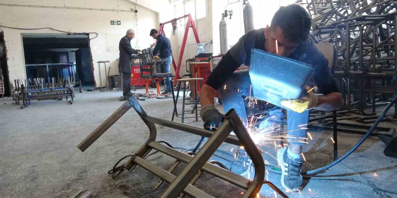 Teknolojik altyapıya sahip bu meslek lisesi, depremzedeler için fabrika gibi üretime geçti