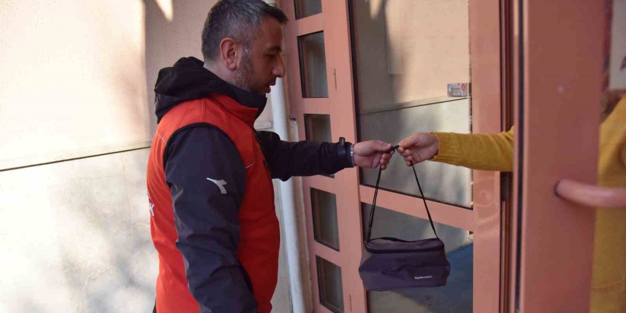 Okula giden depremzede çocuklar için her gün beslenme çantası hazırlanıyor