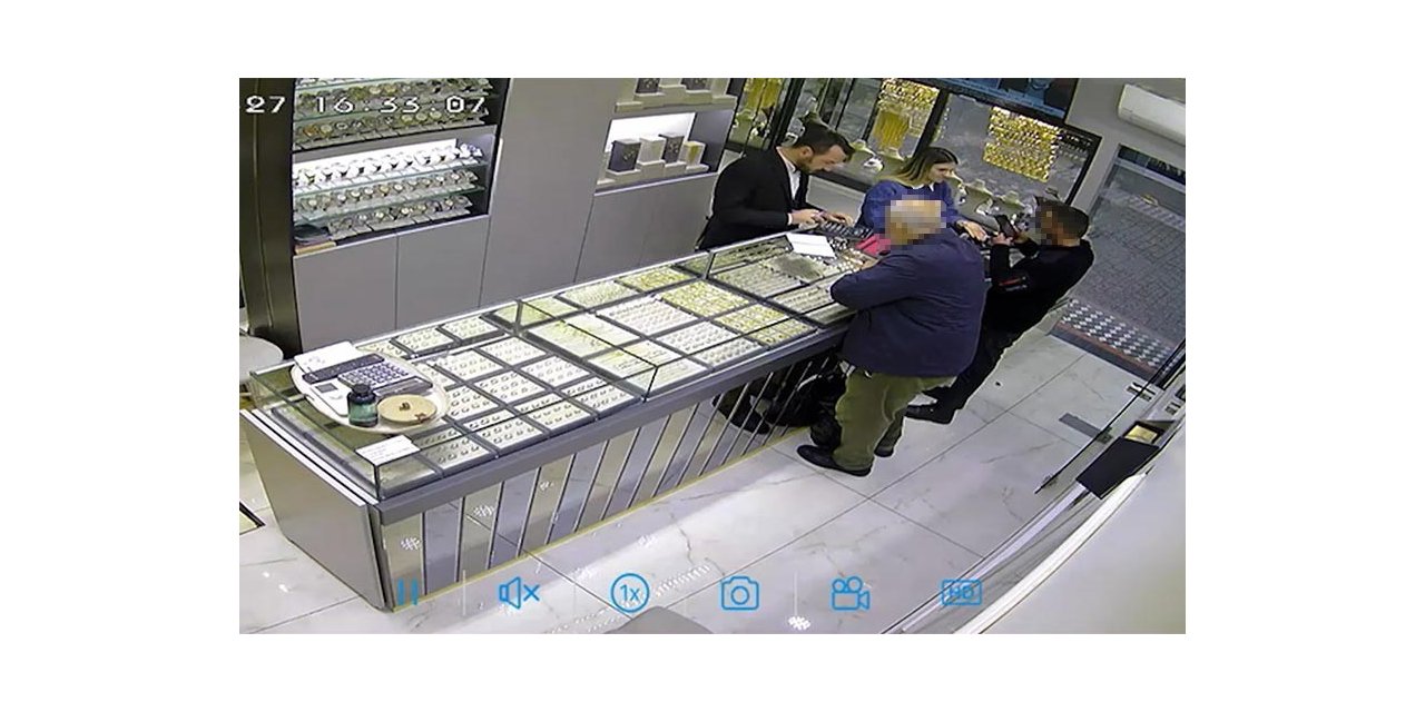 Fotoğraf çekme bahanesiyle bileziği çalmaya kalktı