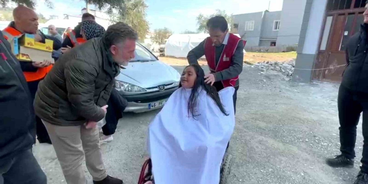 Beyoğlu’nun gönüllü berberleri Kahramanmaraş’ta depremzedelerle buluştu