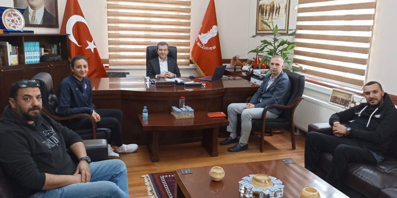 Depremzede voleybolcuya Hakan Koştu sahip çıktı