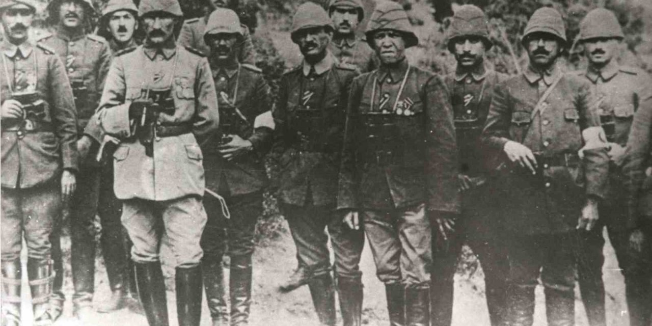Anafartalar Kahramanı Mustafa Kemal Atatürk cephede savaşırken, 2 bine yakın emir yazdı