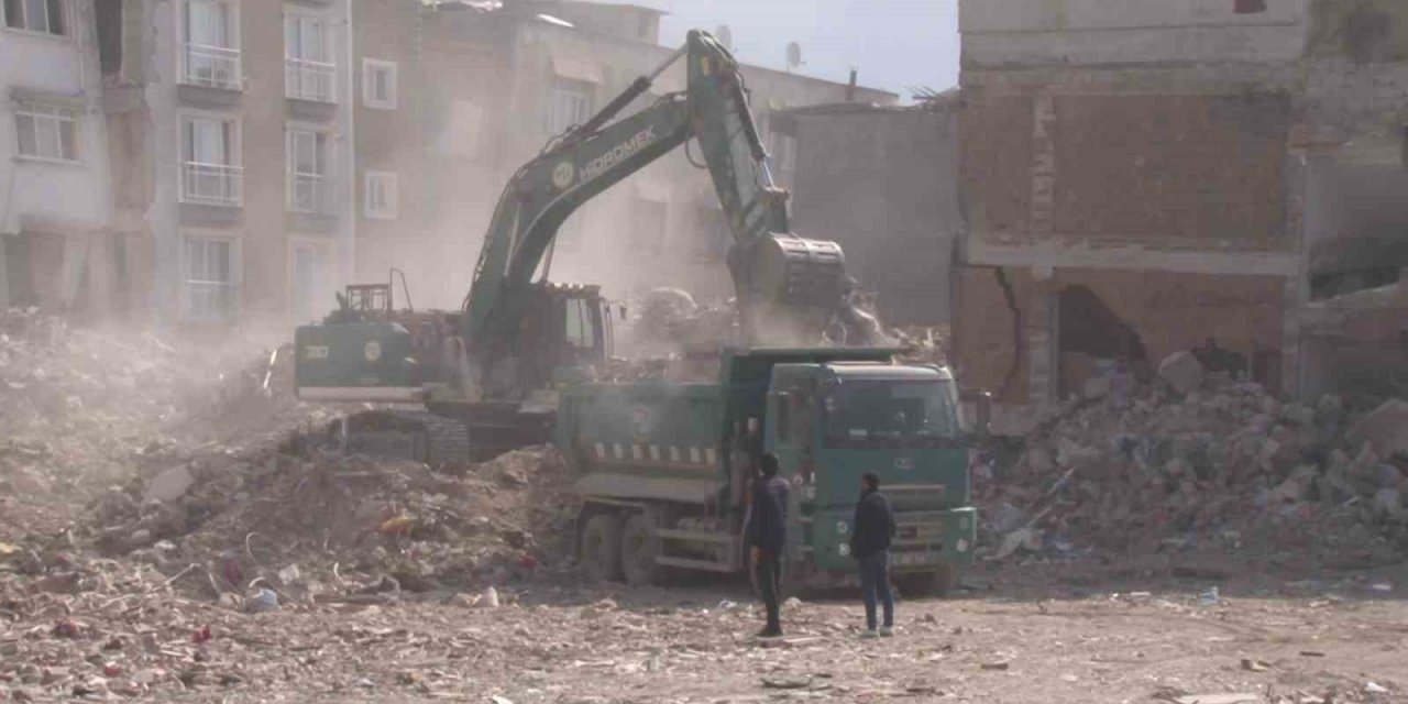 Hatay’da enkaz kaldırma çalışmaları devam ediyor
