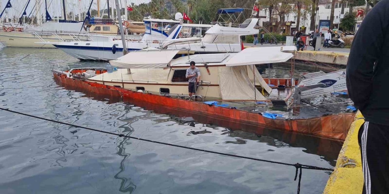Bodrum Limanı’nda bağlı tur teknesi battı