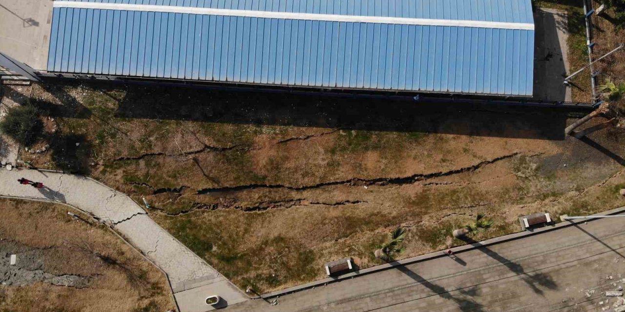 İskenderun sahil bandında oluşan yarıklar havadan görüntülendi