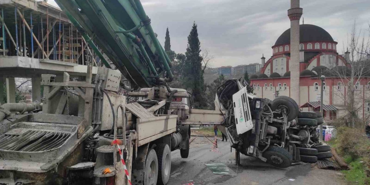 Freni boşalan mikser kamyonu beton pompasına çarparak durabildi