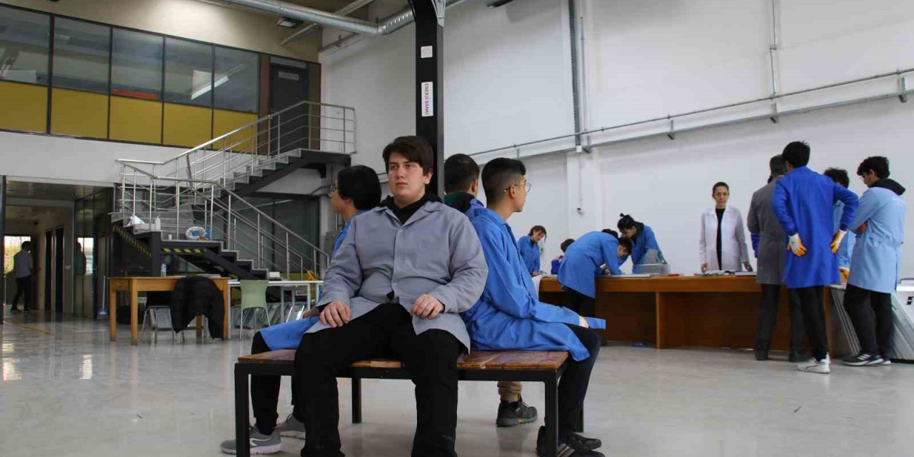 Meslek liseliler, çadır kentlerde kullanılması için ’enerji bankları’ üretiyor