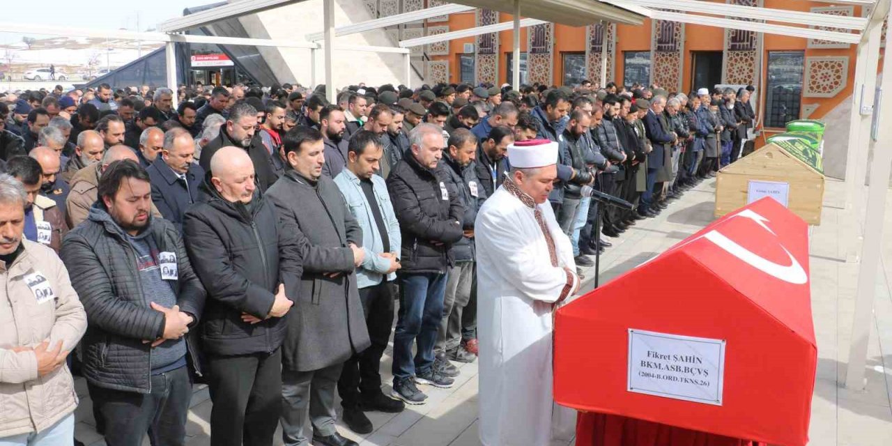 Bir aile yok oldu, yan yana dizilen tabutlar yürek dağladı