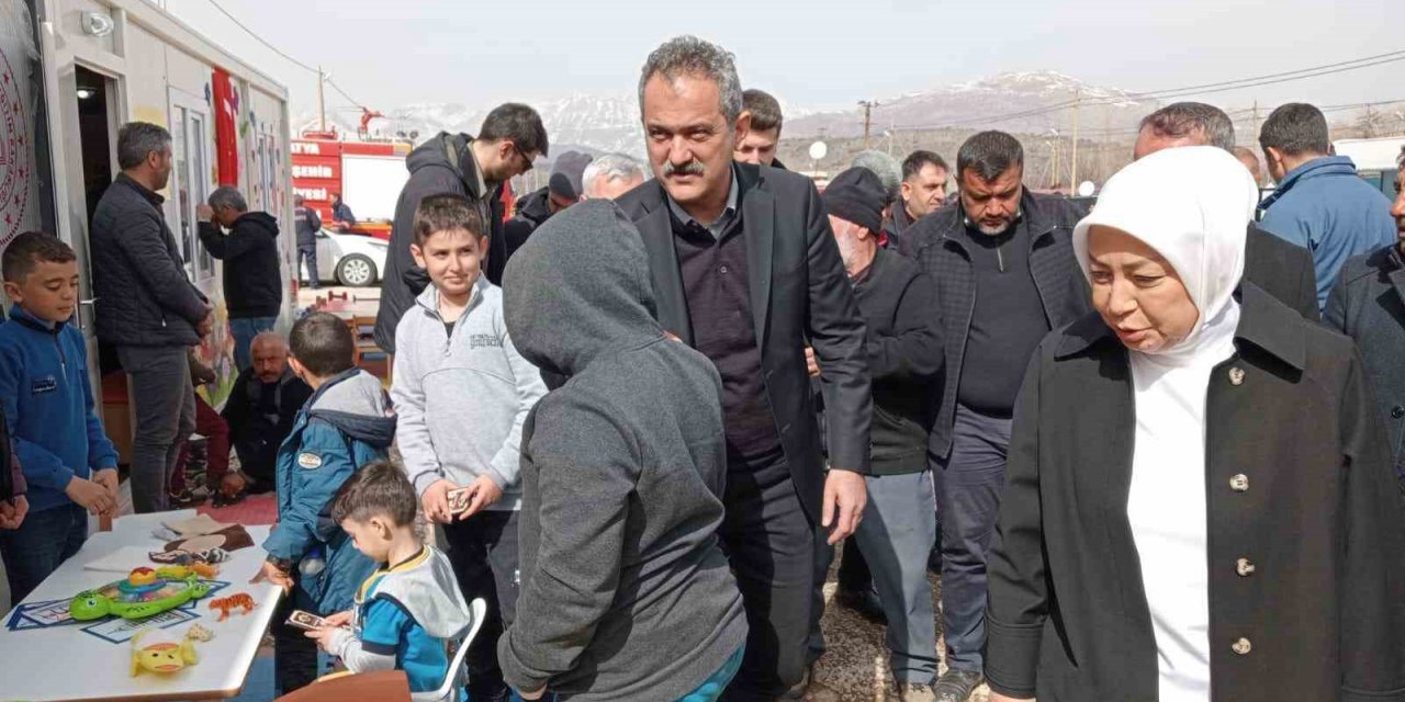Bakan Özer, Doğanşehir’de konteyner kenti ziyaret etti