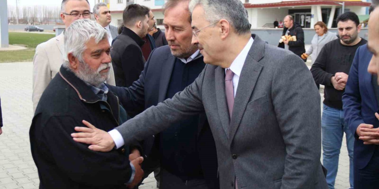 Vali Erol Ayyıldız KYK yurdunda kalan depremzedeleri ziyaret etti