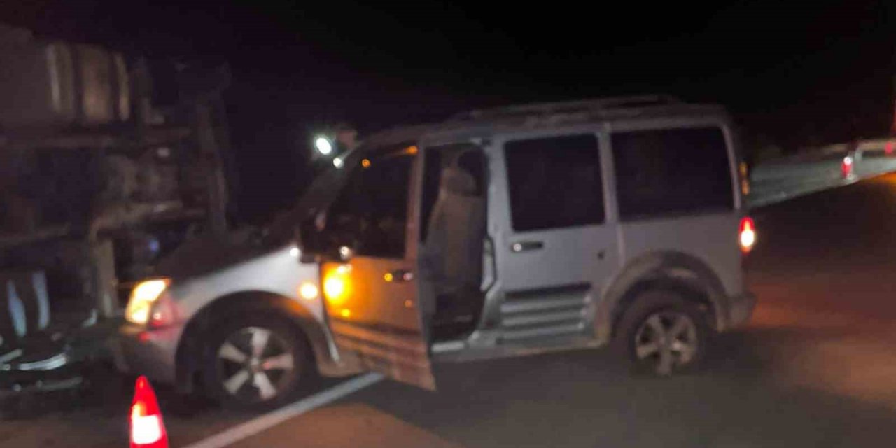 Devrilen kamyonu geç fark edince olanlar oldu, 4 kişi yaralandı