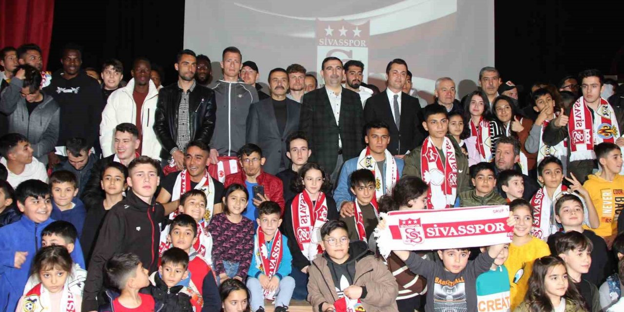 Sivasspor’da Rıza Çalımbay ve futbolcular depremzede çocuklarla buluştu
