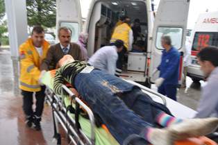 Cenaze'ye giden minibüs devrildi