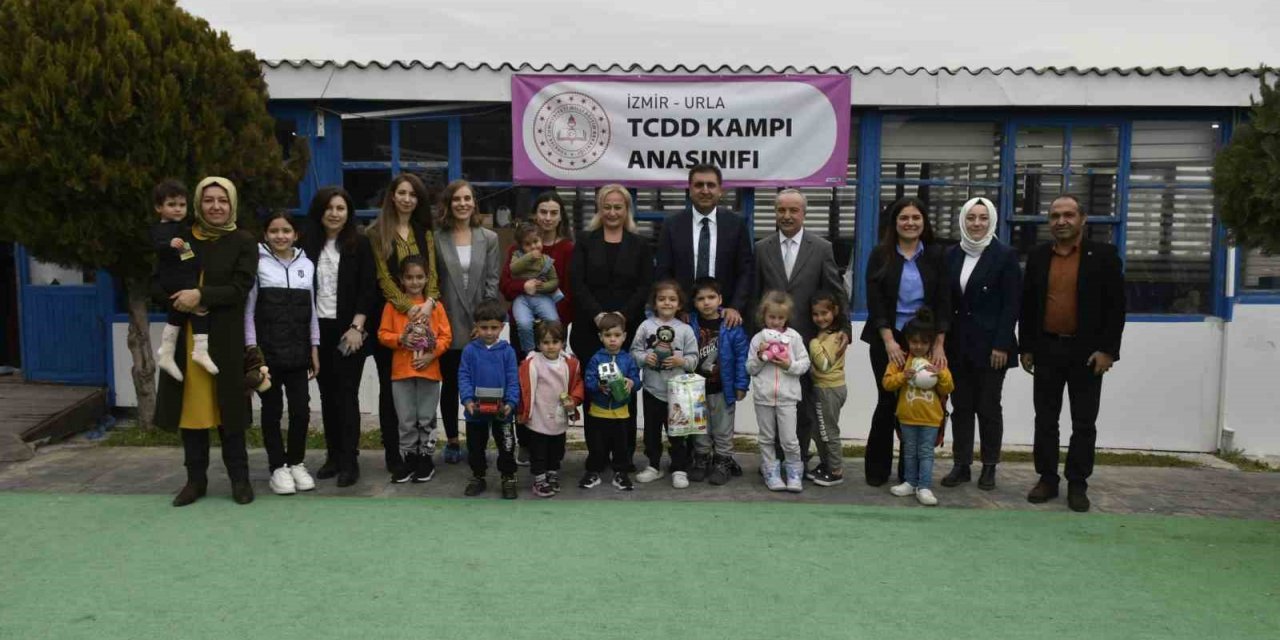 İzmir’deki depremzede çocuklar, gönüllü öğretmenlere emanet