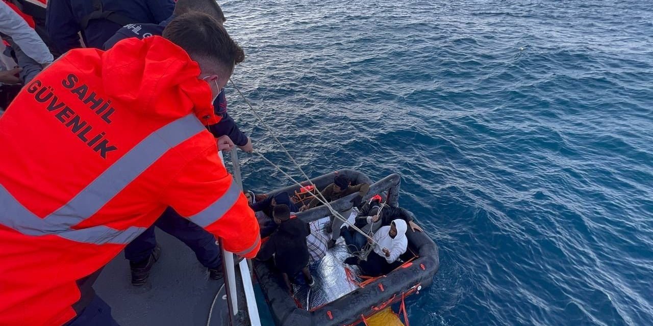 Balıkesir açıklarında 9 düzensiz göçmen kurtarıldı